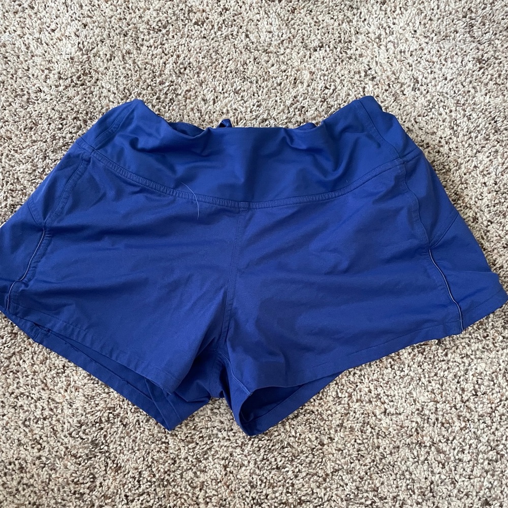 Lululemon Size 6 short. Gently worn. 2.5 inch inseam